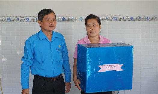 Ông Phan Văn Bua – Phó Chủ tịch LĐLĐ tỉnh Tây Ninh trao tặng quà chúc mừng gia đình chị Na.