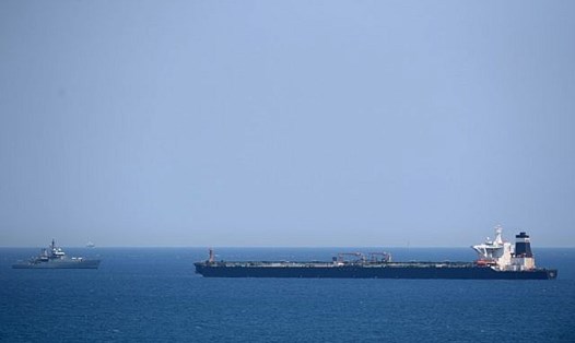 Tàu hải quân Anh (phải) tuần tra gần tàu chở dầu Grace-1 sau khi bắt giữ ở ngoài khơi Gibraltar ngày 4.7.2019. Ảnh: AFP