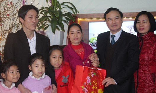 Chủ tịch LĐLĐ Quảng Ninh Trần Danh Chức (phải) trao tặng quà Tết cho gia đình công nhân tiêu biểu TP. Cẩm Phả. Ảnh: NGUYỄN HÙNG