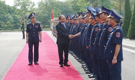 Thủ tướng Chính phủ Nguyễn Xuân Phúc làm việc với Bộ Tư lệnh Cảnh sát Biển. Ảnh VGP/Quang Hiếu