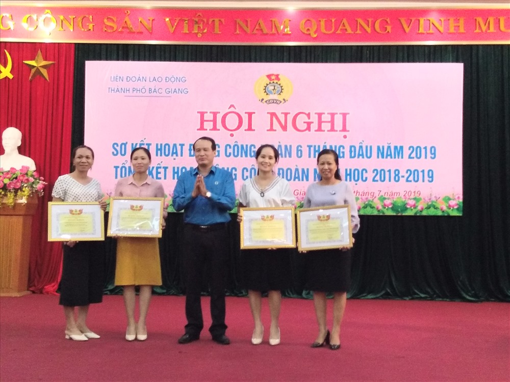 Các tập thể, cá nhân tiêu biểu nhận Bằng khen của Liên đoàn Lao động tỉnh Bắc Giang.