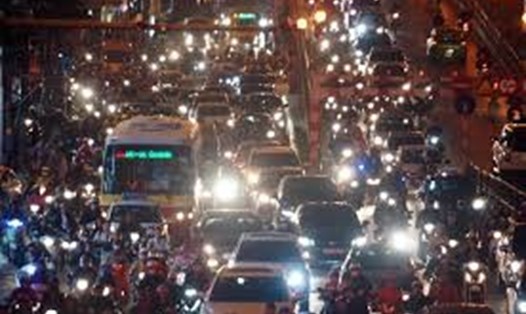 Hà Nội là một trong 2 địa phương có mật độ dân số lớn, với 2.398 người/km2, cảnh kẹt xe thường xuyên xảy ra. Ảnh: PV