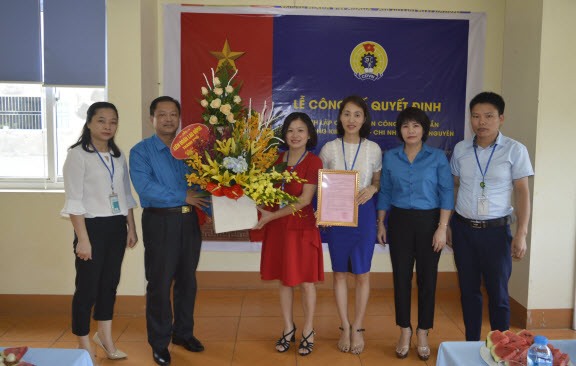 Lãnh đạo LĐLĐ TP. Thái Nguyên chúc mừng Ban chấp hành Công đoàn cơ sở Cty CP Truyền thông Kim Cương chi nhánh Thái Nguyên.