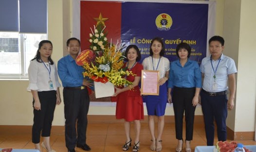 Lãnh đạo LĐLĐ TP. Thái Nguyên chúc mừng Ban chấp hành Công đoàn cơ sở Cty CP Truyền thông Kim Cương chi nhánh Thái Nguyên.