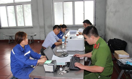 Cán bộ Phòng Cảnh sát Quản lý hành chính về trật tự xã hội Công an Quảng Ninh tổ chức cấp căn cước công dân cho gần 300 công nhân lao động và thợ lò ở công trường Cty than Uông Bí - TKV. Ảnh: CAQN