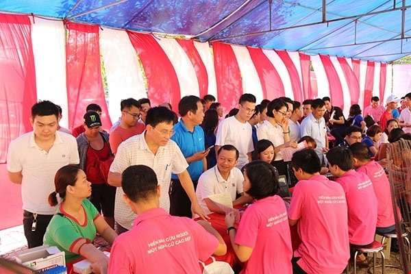 Đoàn viên công đoàn tham gia hiến máu tại Lễ phát động “Hành trình đỏ” năm 2019.