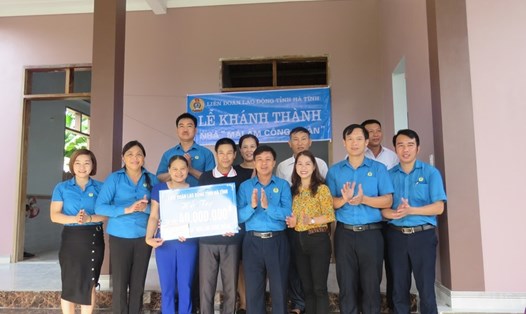 Hỗ trợ làm nhà Mái ấm công đoàn cho đoàn viên Trần Thị Hoài - giáo viên trường mầm non Yên Lộc. Ảnh: CĐ