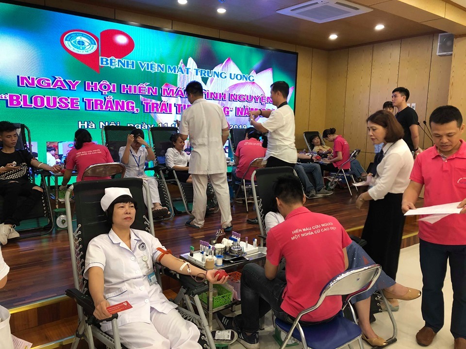 Các bác sĩ Bệnh viện Mắt Trung ương tham gia hiến máu. Ảnh: LH