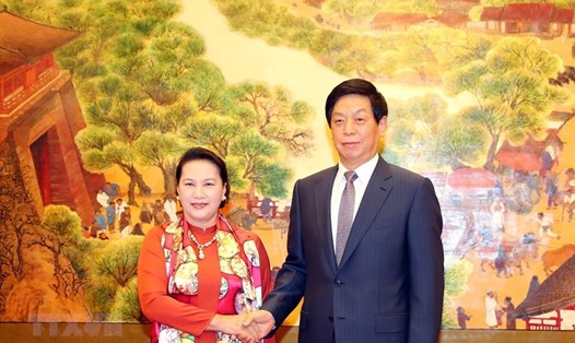Chủ tịch Nhân đại Trung Quốc Lật Chiến Thư đón Chủ tịch Quốc hội Nguyễn Thị Kim Ngân. Ảnh: TTXVN.