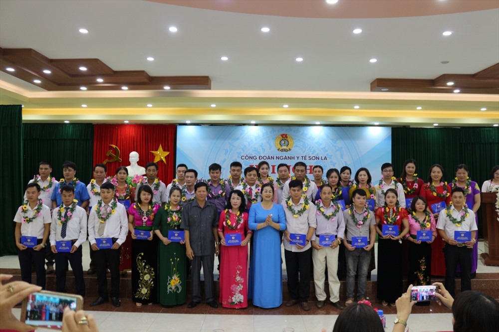 Các tập thể, cá nhân được biểu dương tại hội nghị. Ảnh: Minh Hải