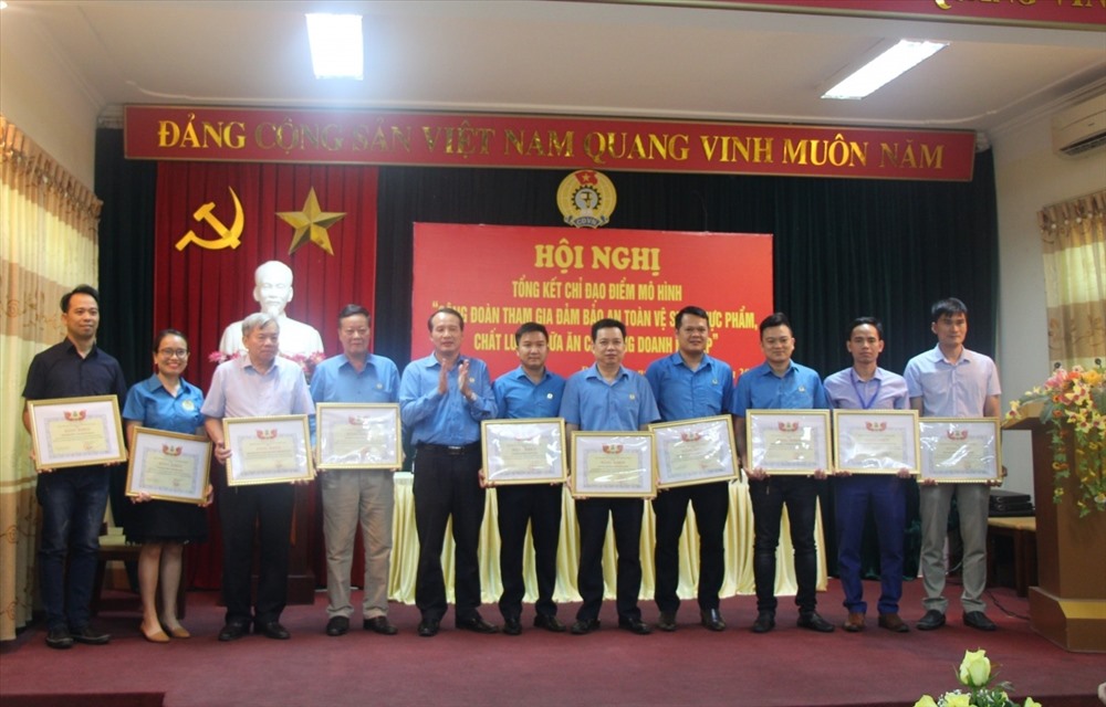 Đồng chí Ngô Biên Cương, Phó Chủ tịch Thường trực LĐLĐ tỉnh tặng bằng khen cho các tập thể có thành tích xuất sắc tham gia thực hiện xây dựng mô hình