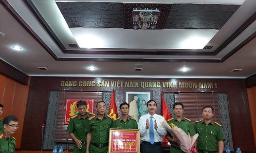 Ông Lê Trung Chinh - Phó Chủ tịch UBND TP Đà Nẵng khen thưởng cho 2 ban chuyên án. ảnh: H.Vinh