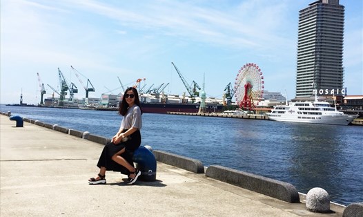 Du khách thích thú check-in tại cảng Kobe. Ảnh: Linh Gooner