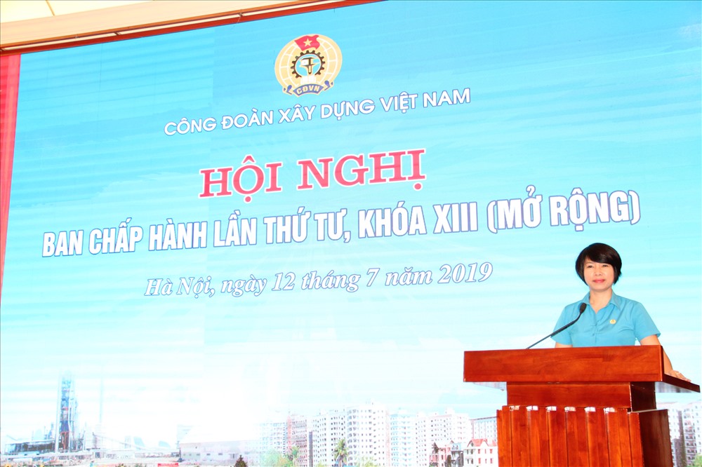 Đồng chí Nguyễn Thị Thủy Lệ, Chủ tịch Công đoàn Xây dựng Việt Nam phát biểu khai mạc Hội nghị.