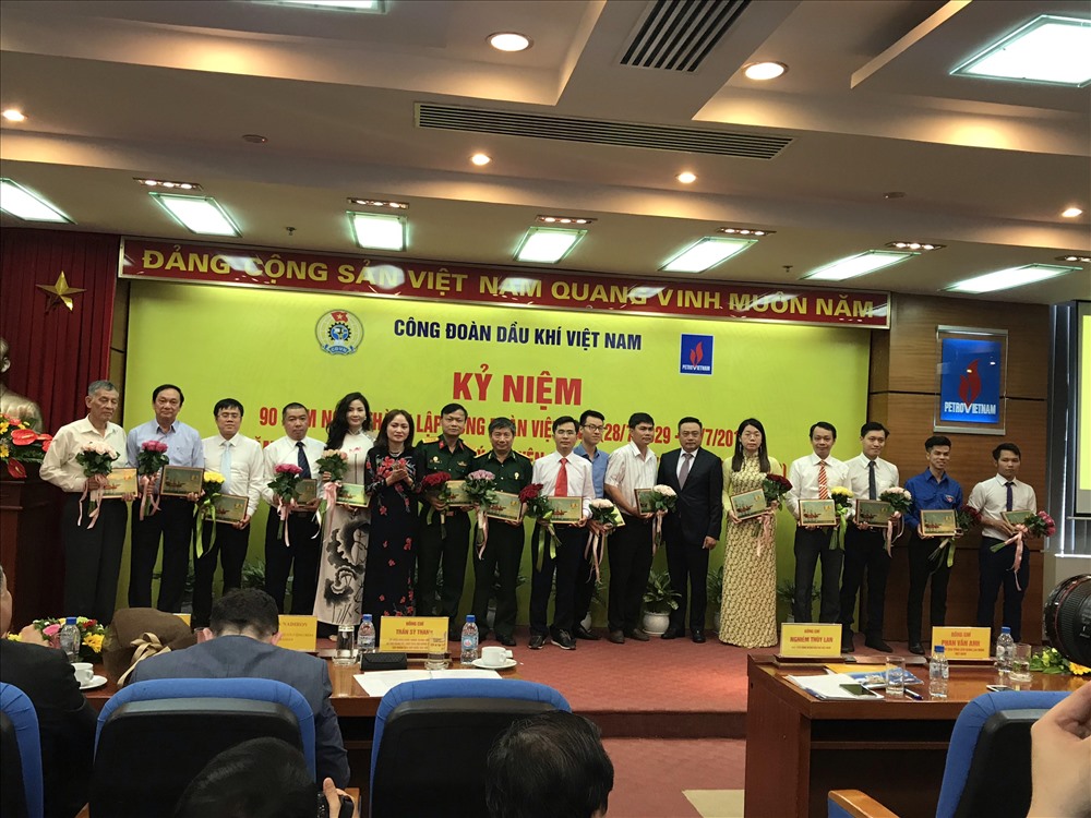 Ban Tổ chức  trao biểu trưng cho đại diện các thế hệ NLĐ tiêu biểu