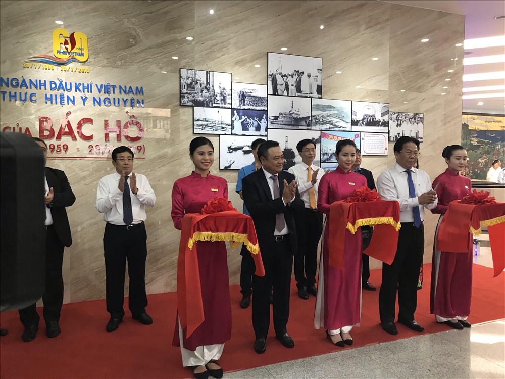 Lãnh đạo Tập đoàn Dầu khí Quốc gia Việt Nam khai mạc Triển lãm. Ảnh LN