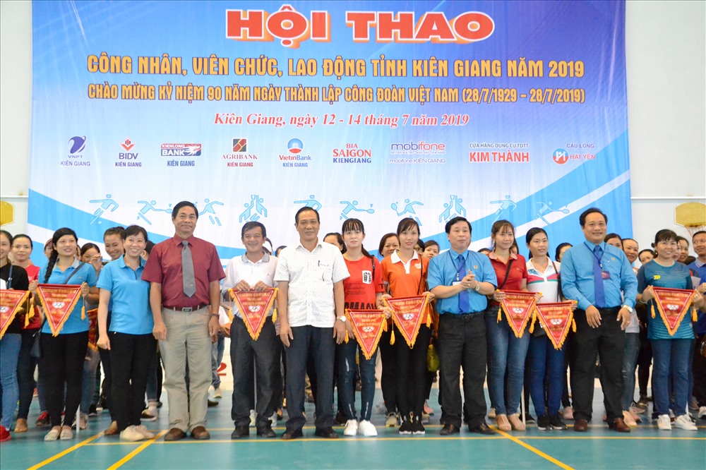 Ban tổ chức tặng hoa cho đại diện các đoàn. Ảnh: Lục Tùng