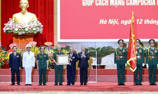 Ông Trần Quốc Vượng Uỷ viên Bộ Chính trị, Thường trực Ban Bí thư Trung ương Đảng trao Huân chương Sao vàng của Chủ tịch nước cho Lực lượng chuyên gia Việt Nam giúp Cách mạng Campuchia. Ảnh: TTXVN.