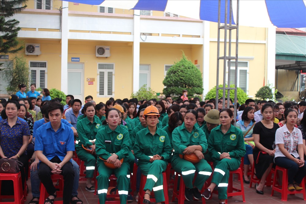 Công nhân viên chức lao động tỉnh Điện Biên tham gia tuyên truyền phổ biến, giáo dục pháp luật. Ảnh: H.Vân