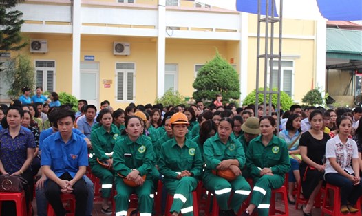 Công nhân viên chức lao động tỉnh Điện Biên tham gia tuyên truyền phổ biến, giáo dục pháp luật. Ảnh: H.Vân