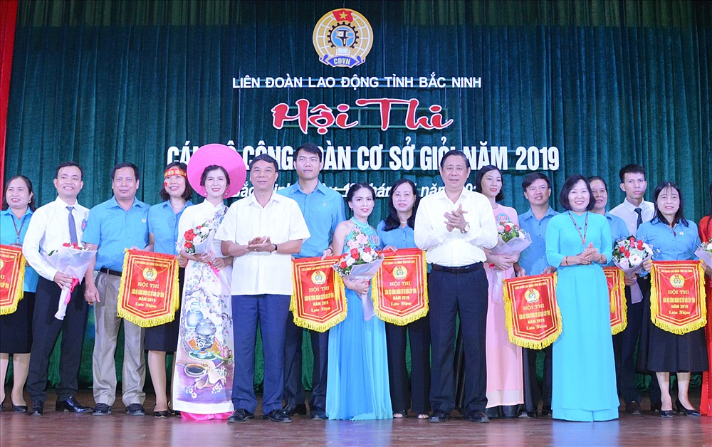 Các đồng chí lãnh đạo tỉnh tặng hoa và Cờ lưu niệm chúc mừng các đơn vị tham gia Hội thi.