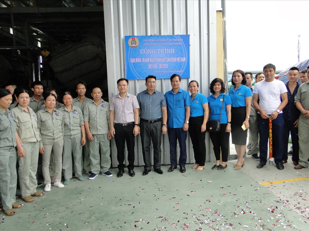 Các đại biểu cắt băng khánh thành công trình sản phẩm. Ảnh: B.Mạnh