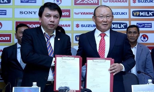 Tổng thư ký VFF Lê Hoài Anh (trái) là người trực tiếp đàm phán hợp đồng với đại diện của HLV Park Hang-seo. Ảnh: TL