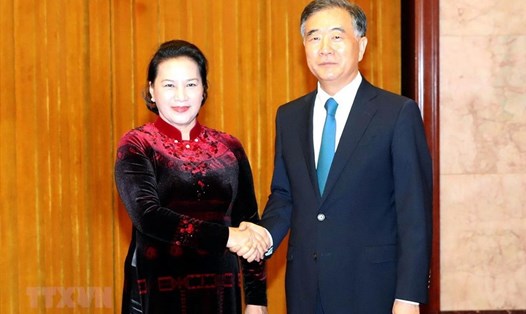 Chủ tịch Quốc hội Nguyễn Thị Kim Ngân và Chủ tịch Chính hiệp Trung Quốc Uông Dương. Ảnh: TTXVN.