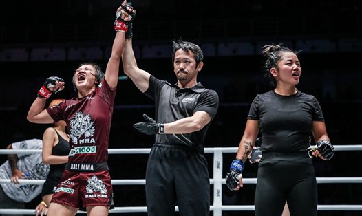 Nữ tay đấm gốc Việt ngỡ ngàng khi trọng tài tuyên bố võ sĩ Myanmar thắng chung cuộc. Ảnh: Onefc