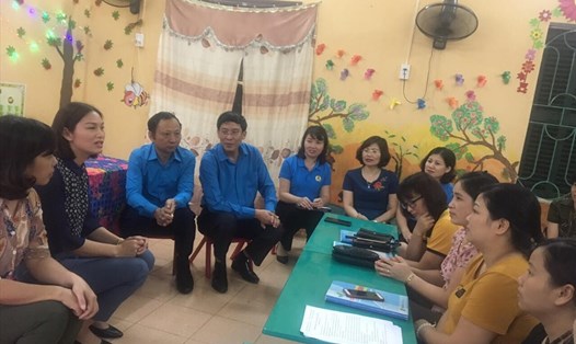 TS. Vũ Minh Đức (thứ 4 từ trái qua) gặp gỡ, lắng nghe tâm tư nguyện vọng của giáo viên Trường mầm non Lưỡng Vọng thuộc tỉnh Tuyên Quang. Ảnh: NVCC