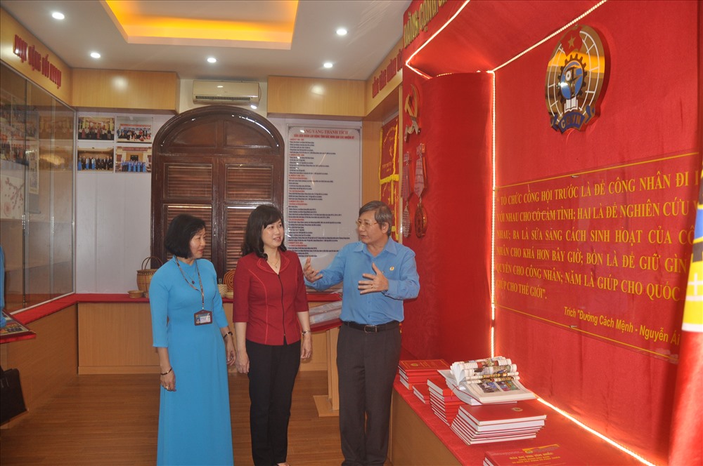 Đồng chí Trần Thanh Hải- Phó Chủ tịch Thường trực Tổng LĐLĐVN cùng các đồng chí: Đào Hồng Lan - Ủy viên dự khuyết Trung ương Đảng, Phó Bí thư Tỉnh ủy Bắc Ninh; Nguyễn Thị Vân Hà - Chủ tịch LĐLĐ tỉnh Bắc Ninh thăm quan Phòng truyền thống LĐLĐ tỉnh Bắc Ninh. Ảnh: Quế Chi