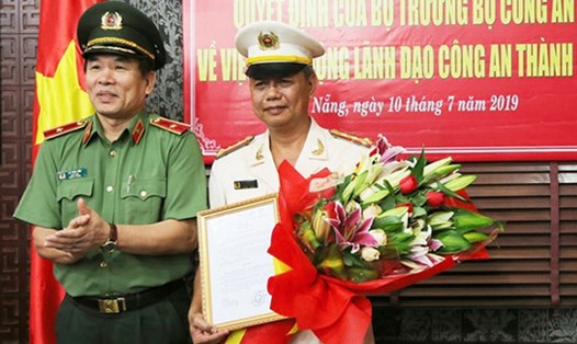 Thiếu tướng Vũ Xuân Viên- Giám đốc Công an TP. Đà Nẵng trao hoa chúc mừng Đại tá Lê Thanh Hải.
