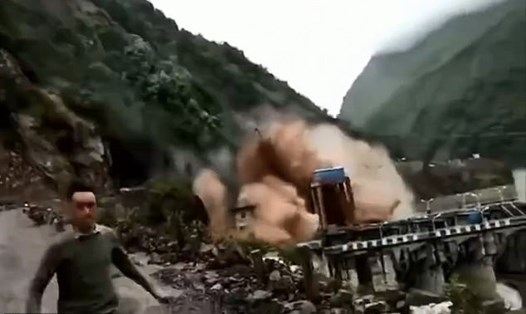 Núi lở gây vỡ đập thủy điện ở Trung Quốc. Ảnh: Mail.