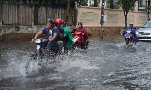 Nhiều đường phố tại TPHCM thường xuyên bị ngập khi mưa to. Ảnh: Minh Quân