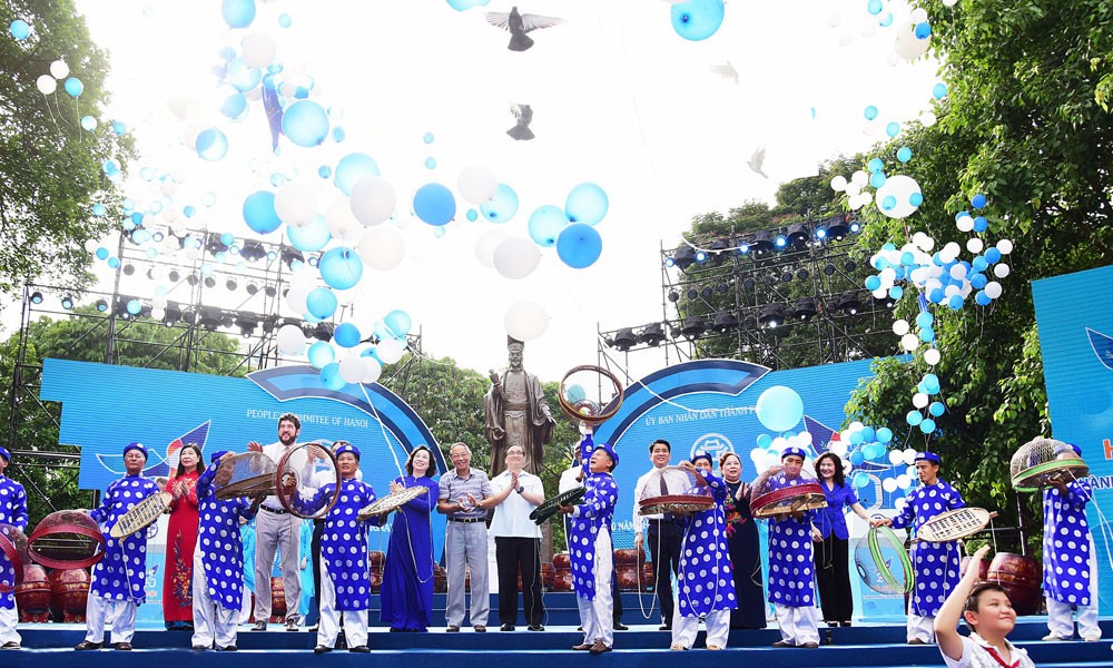 Lãnh đạo TP Hà Nội và các vị khách quý thả chim bồ câu trong lễ kỷ niệm. Ảnh: hanoimoi.com.vn