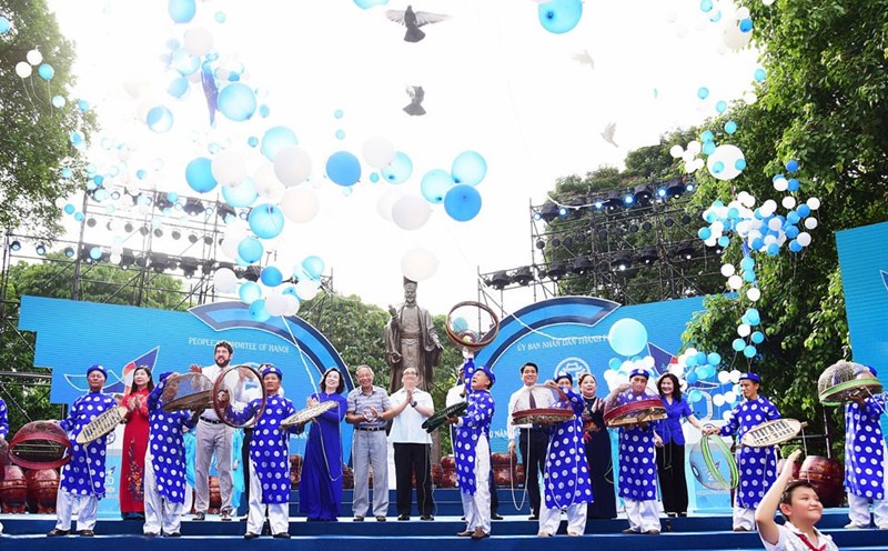 Lãnh đạo TP Hà Nội và các vị khách quý thả chim bồ câu trong lễ kỷ niệm. Ảnh: hanoimoi.com.vn