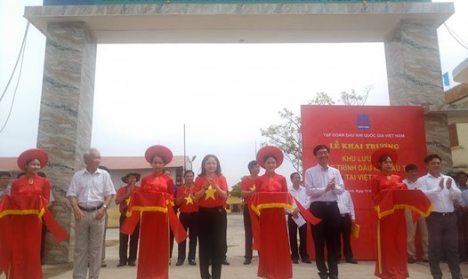 Chủ tịch Công đoàn Dầu khí Việt Nam - Nghiêm Thùy Lan cắt băng khai trương khu lưu niêm. Ảnh: ĐT