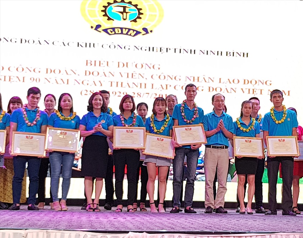 Đại diện lãnh đạo LĐLĐ tỉnh Ninh Bình và CĐ các Khu công nghiệp trào bằng khen cho các cán bộ, đoàn viên và CNLĐ tiêu biểu. Ảnh: NT