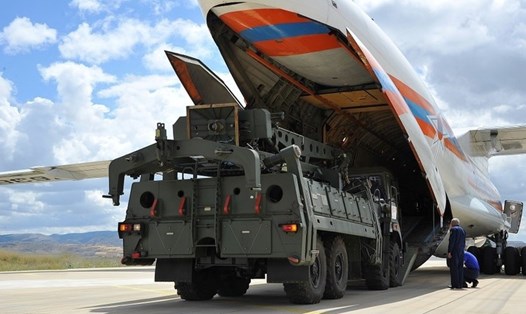 Các phần của hệ thống phòng không S-400 được dỡ xuống từ một máy bay vận tải của Nga tại sân bay quân sự Murted, Ankara vào thứ Sáu (12.7). Ảnh: CNN