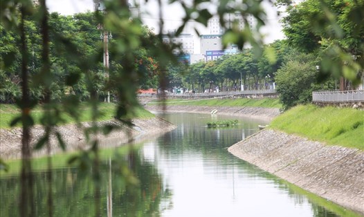 Sông Tô Lịch thay đổi khác lạ sau khi nhận hơn 1 triệu m3 nước từ hồ Tây.