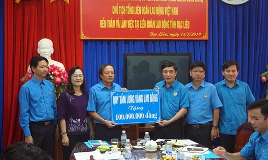 Chủ tịch Tổng LĐLĐ Việt Nam Bùi Văn Cường trao 100 triệu đồng cho CNVCLĐ nghèo, gia đình chính sách tại Bạc Liêu nhân ngày Thương binh liệt sĩ 27.7  (ảnh Nhật Hồ)