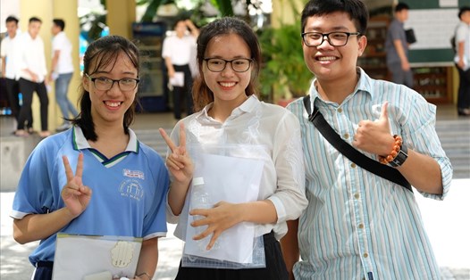 Các thi sinh tươi cười sau khi kết thúc môn thi THPT Quốc gia 2019 ở Đà Nẵng. ảnh: H.V