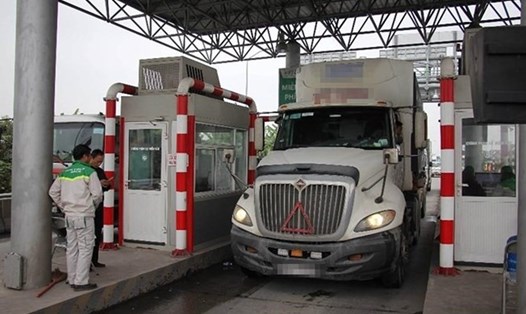 Một tài xế xe container bỏ xe, rời trạm BOT Tiên Cựu. Ảnh: MH