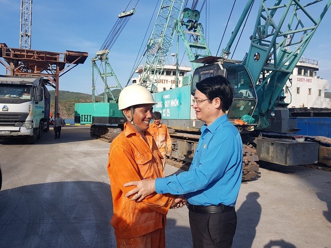 Chủ tịch Công đoàn Hàng hải Việt Nam Lê Phan Linh động viên người lao động. Ảnh: C.L