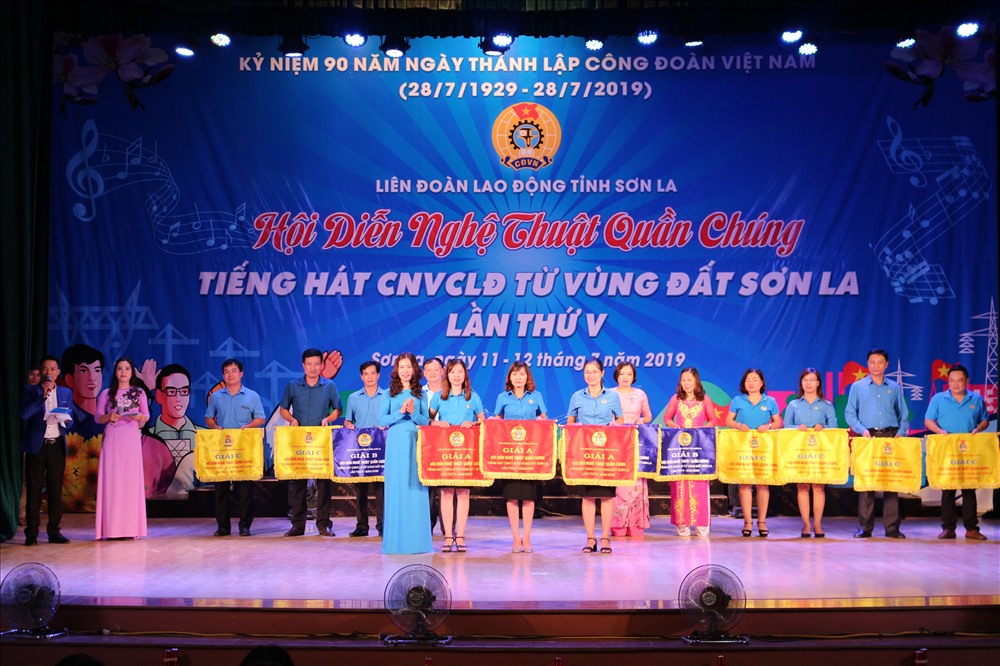 Đồng chí Hoàng Ngân Hoàn - Chủ tịch LĐLĐ tỉnh Sơn La, Trưởng ban Tổ chức Hội diễn trao giải A toàn đoàn.