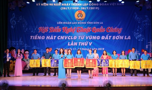 Đồng chí Hoàng Ngân Hoàn - Chủ tịch LĐLĐ tỉnh Sơn La, Trưởng ban Tổ chức Hội diễn trao giải A toàn đoàn.