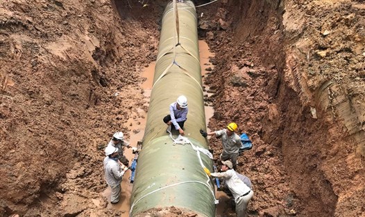 Đường ống nước sạch sông Đà gặp sự cố, công nhân đã phải thay đoạn ống mới để đảm bảo nước không bị rò rỉ. Ảnh: GC.