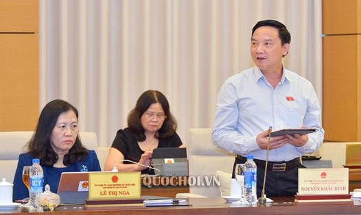 Chủ nhiệm Ủy ban Pháp luật Nguyễn Khắc Định trình bày báo cáo. Ảnh Quochoi.vn