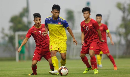 U18 Việt Nam (áo vàng) trong cuộc đối đầu với U23 Việt Nam tại Trung tâm PVF. Ảnh: H.A