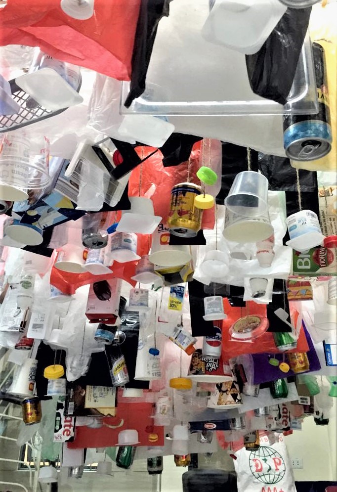 Triển lãm được thiết kế bởi các phế thải.